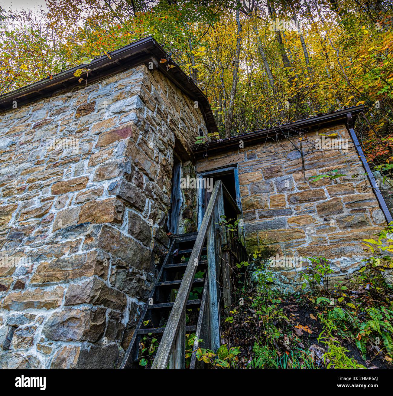 Ruines de l'Old Powder House sur la piste de la mine de Kaymoor, parc national de New River gorge, Virginie occidentale, États-Unis Banque D'Images