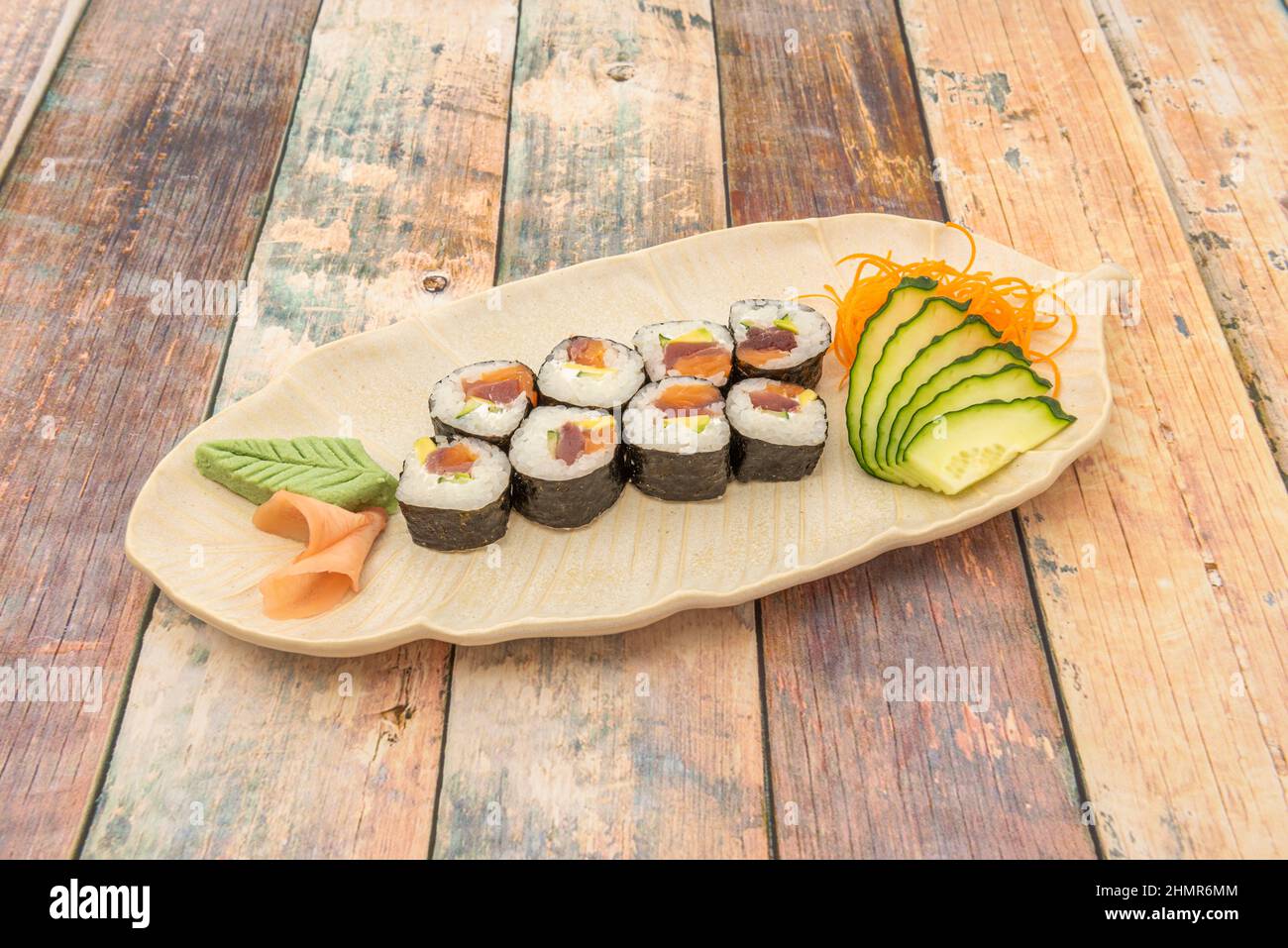 Le sushi Maki est donc un rouleau d'algues de nori rempli de riz et d'ingrédients différents tels que le poisson, les crustacés, les fruits ou les légumes. Ces délicio Banque D'Images