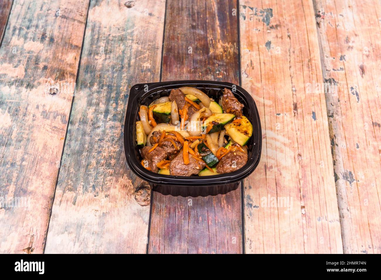 Le plat à hacher est un wok de légumes sautés avec une sauce à base de soja et d'huîtres Banque D'Images