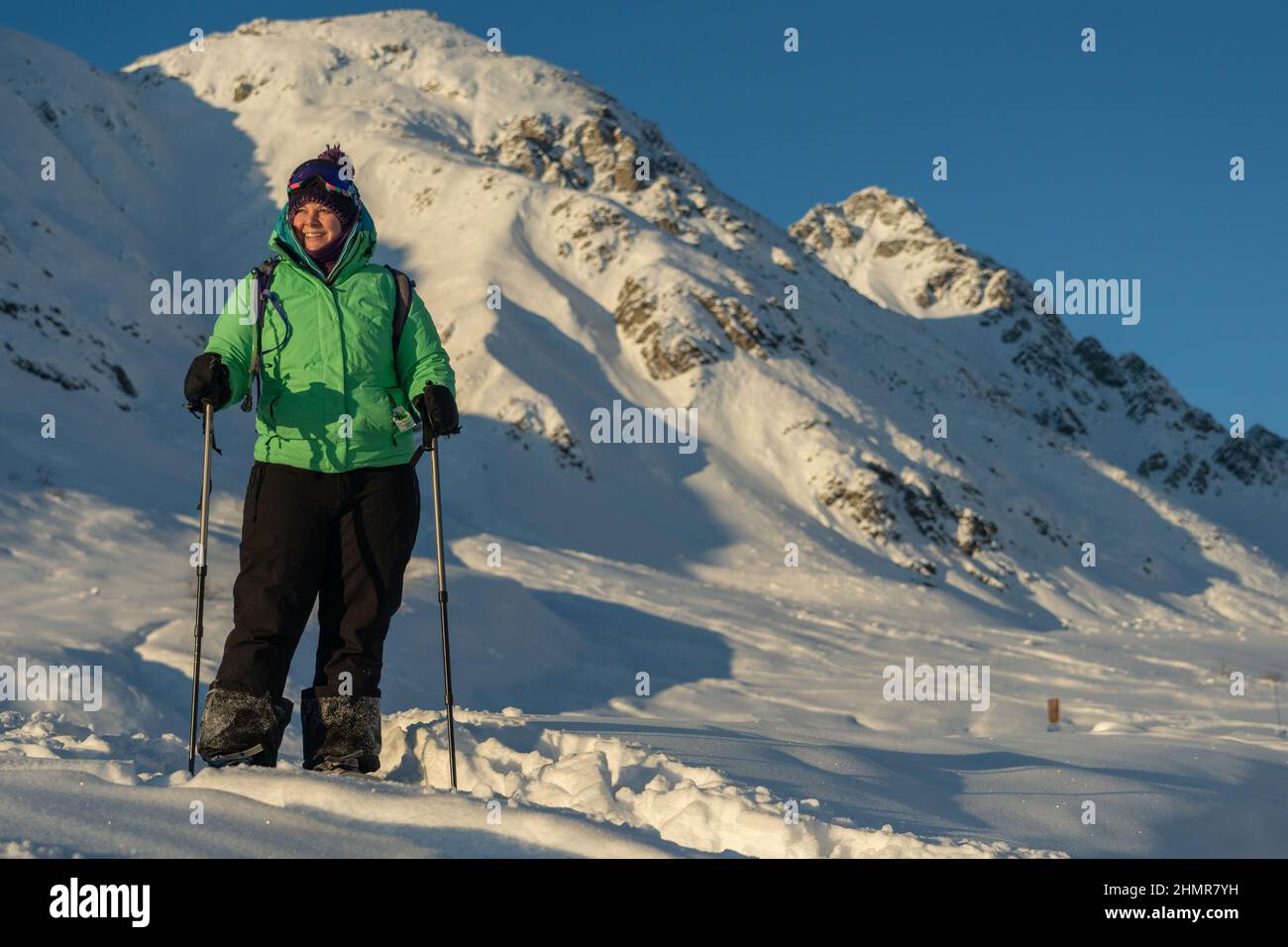 Une femme raquettes à Hatcher Pass, Alaska. Banque D'Images