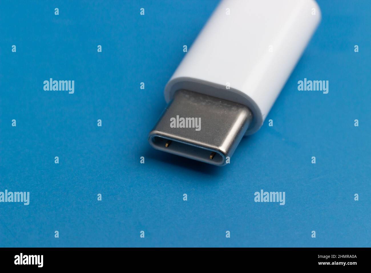 USB Type-C isolé sur fond bleu, le type de câble le plus couramment utilisé aujourd'hui Banque D'Images