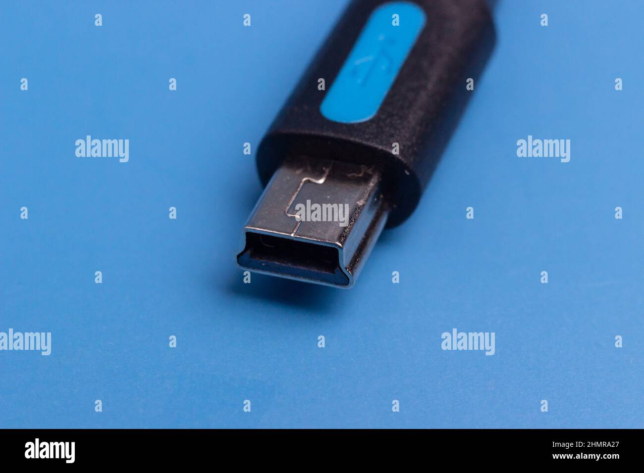 USB B isolé sur fond bleu, l'un des premiers types de câble Banque D'Images