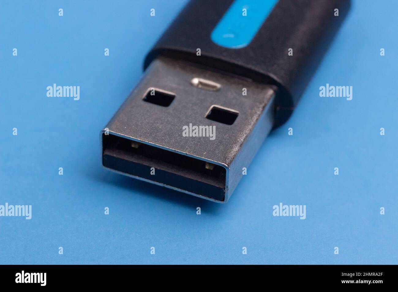 USB A isolé sur fond bleu, l'un des premiers types de câble Banque D'Images
