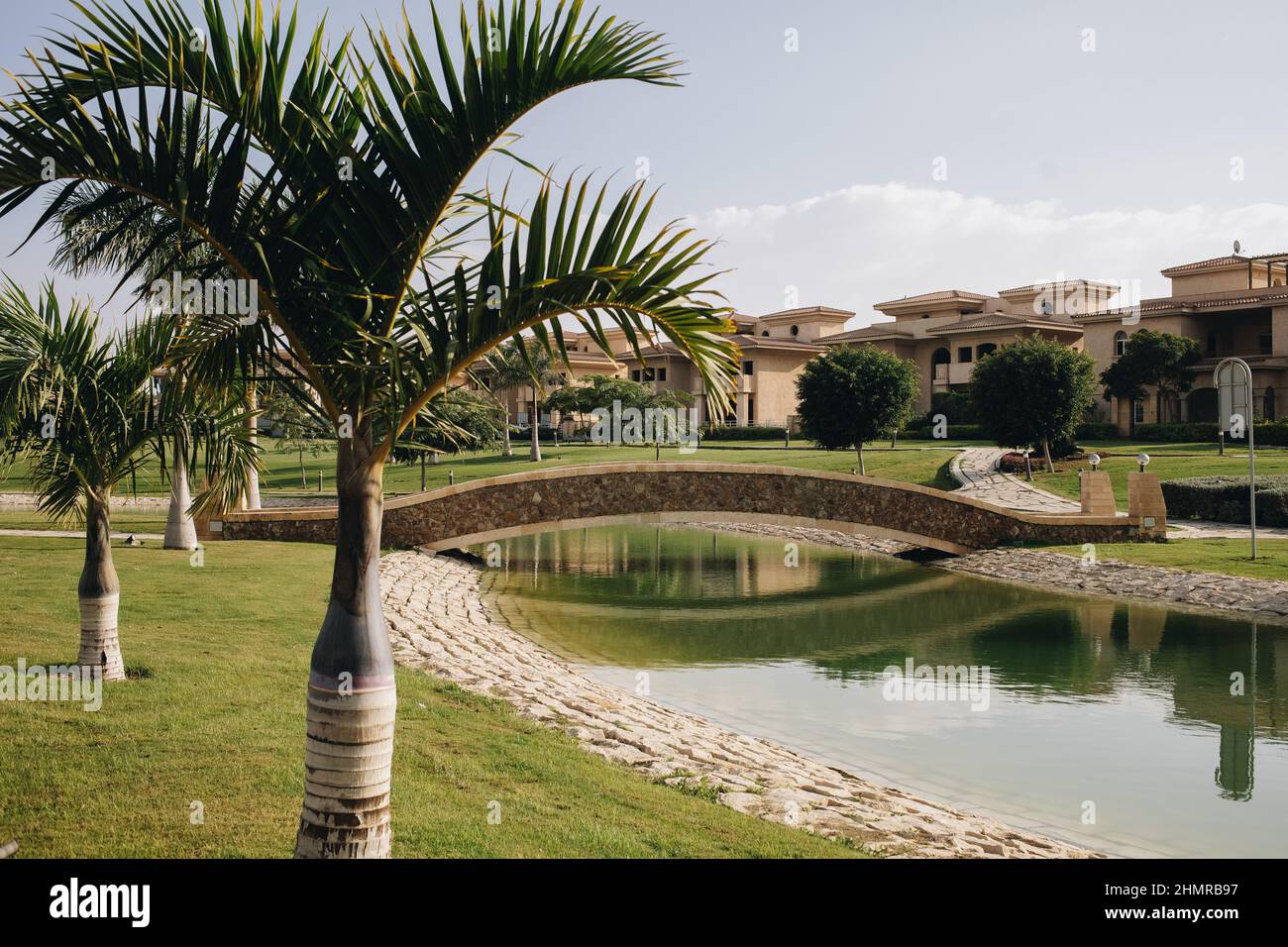 Nouveau Caire, Egypte - 11.21.2021: Beau lac et pont à la zone des villas à Madinaty Compound, le luxe de vivre en Egypte Banque D'Images