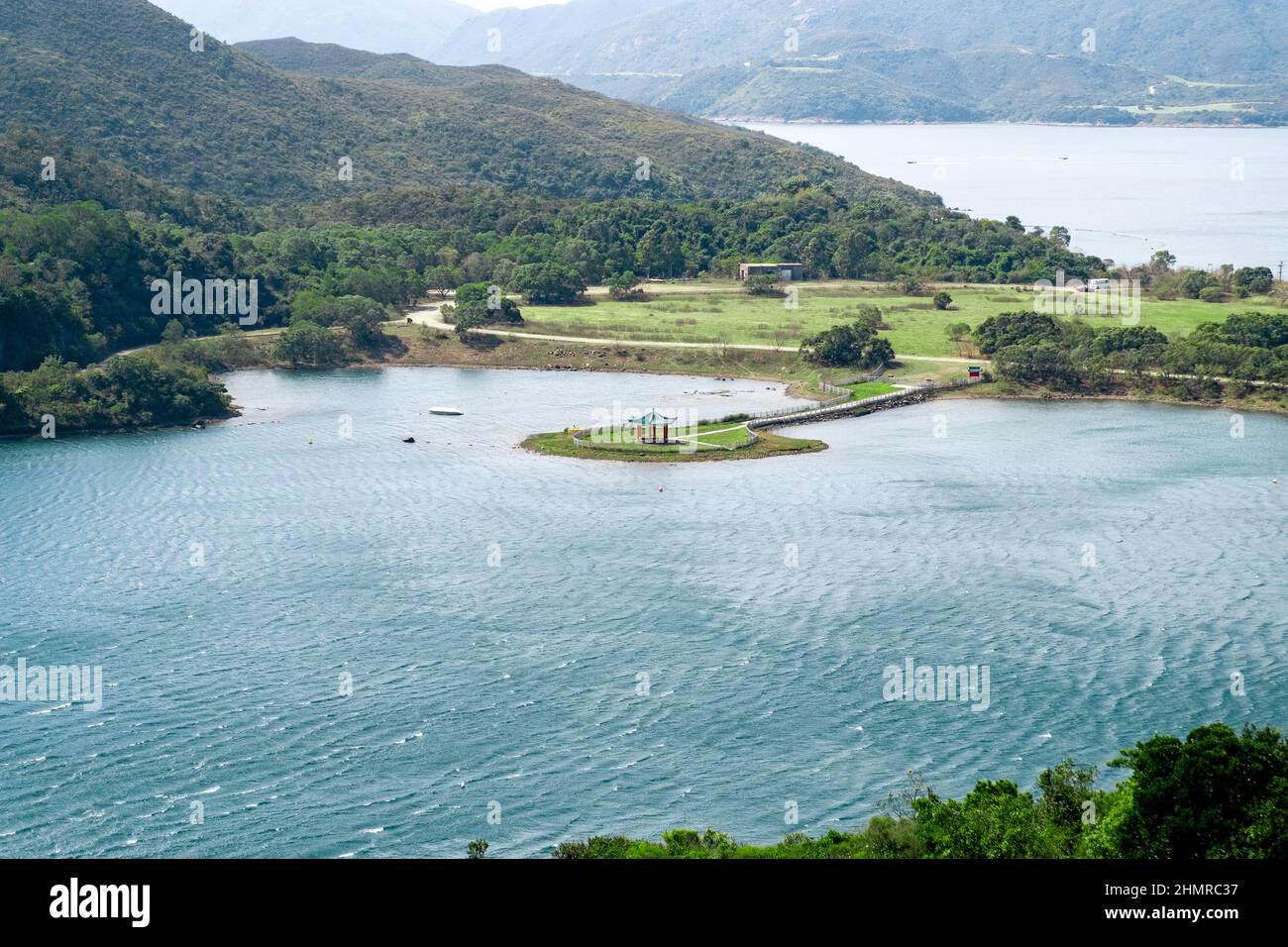 Vue sur le paysage avec l'île qui a pavillon chinois au milieu à High Island Reservoir, Sai Kung, Hong Kong Banque D'Images
