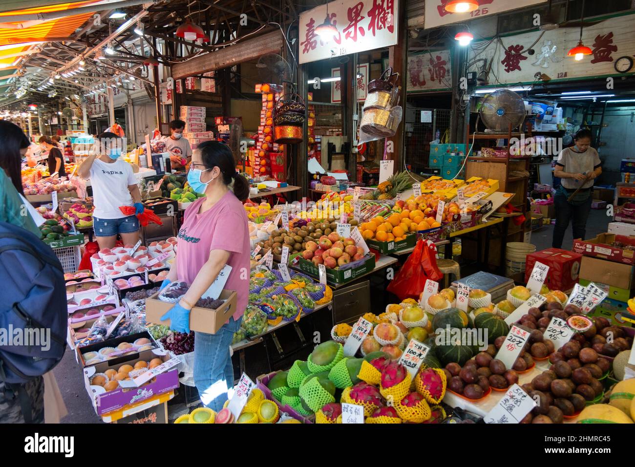 Les gens achètent et vendent des fruits au marché des fruits de Yau Ma Tei à Hong Kong pendant la pandémie du coronavirus Banque D'Images