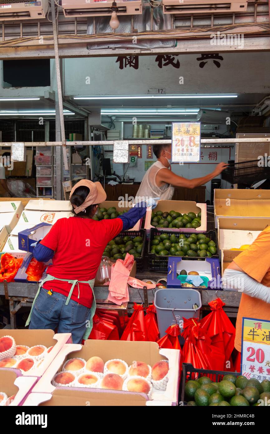 Les gens achètent et vendent des fruits au marché des fruits de Yau Ma Tei à Hong Kong pendant la pandémie du coronavirus Banque D'Images