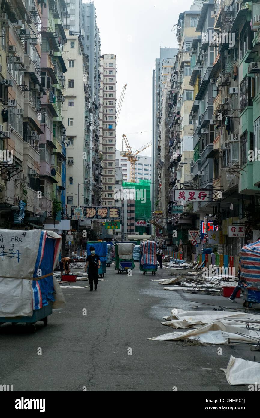 Vue sur la rue Fa Yuen à Mong Kok, Hong Kong le matin avec des étals installés pendant la pandémie du coronavirus Banque D'Images