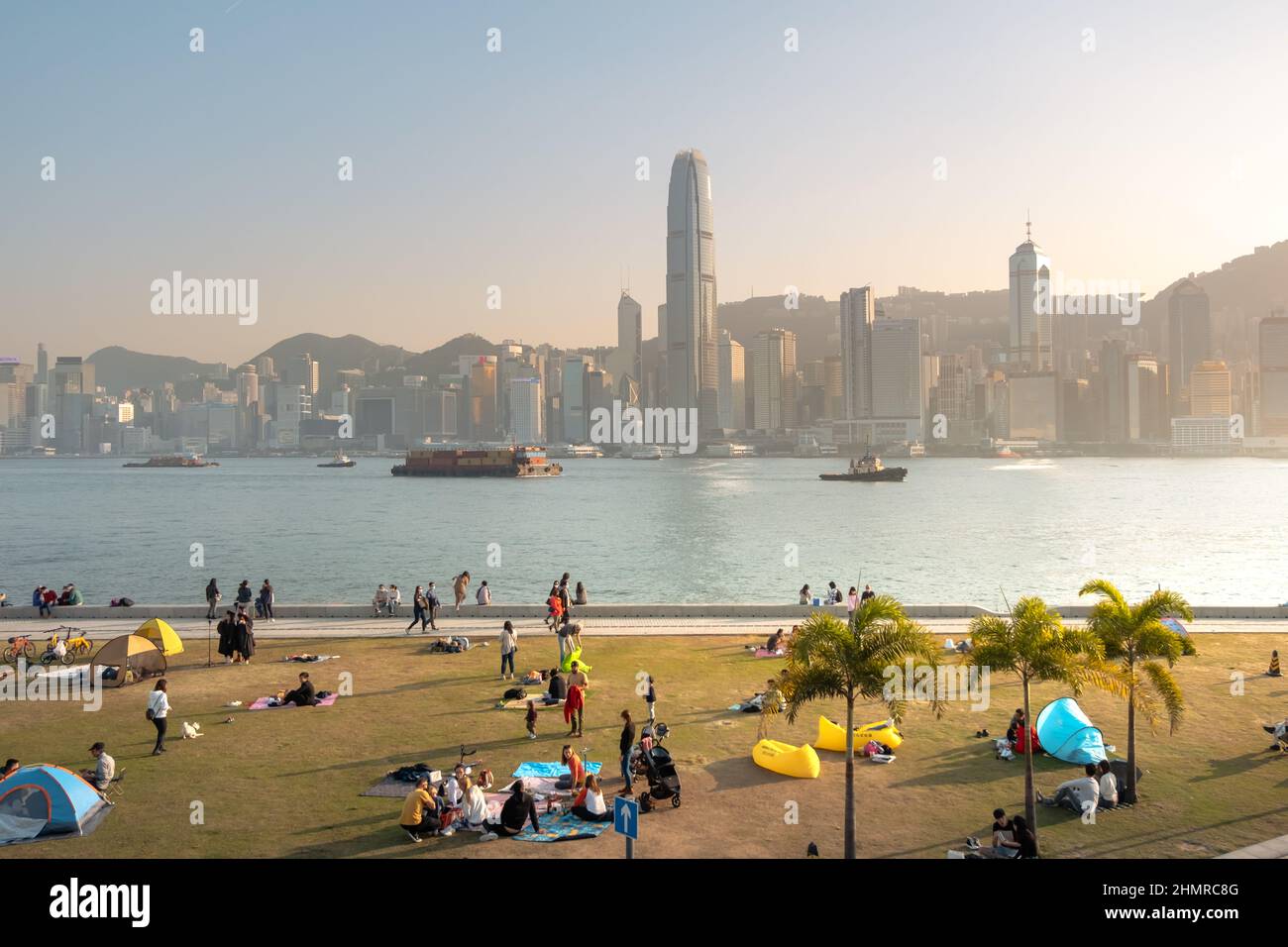 Paysage urbain du port de Victoria au bord de l'eau pendant le coucher du soleil à Hong Kong Banque D'Images