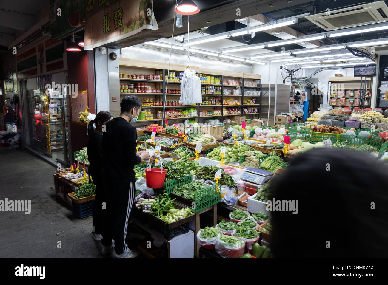 Entreposer la vente de légumes, de fruits et d'autres produits dans la nuit pendant la pandémie du coronavirus Banque D'Images