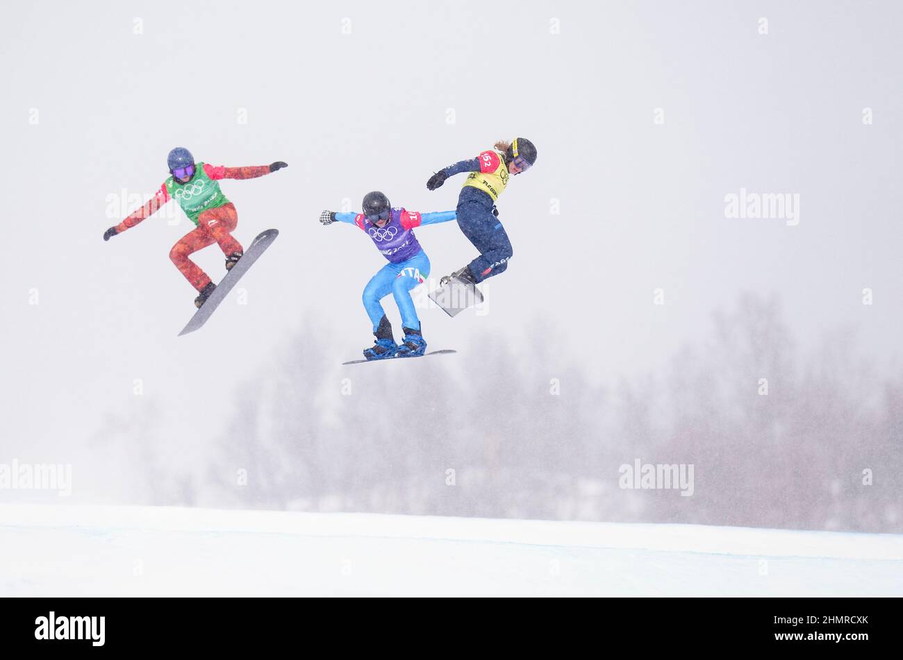 Pékin, province chinoise de Hebei. 12th févr. 2022. (R à L) Charlotte Bankes, de Grande-Bretagne, Caterina Carpano, d'Italie, et Tess Critchlow, du Canada, participent à la compétition lors des quaterfinales mixtes de snowboard au Genting Snow Park, à Zhangjiakou, dans la province de Hebei, dans le nord de la Chine, le 12 février 2022. Credit: Xu Chang/Xinhua/Alay Live News Banque D'Images