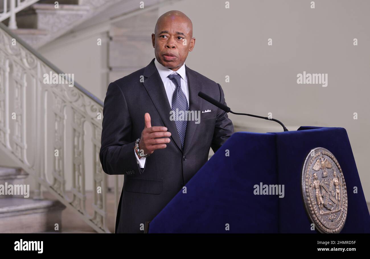 New York, NY, États-Unis. 11th févr. 2022. Hôtel de ville, New York, États-Unis, le 11 février 2022 - le maire Eric Adams donne aujourd'hui une occasion d'élever les travailleurs essentiels, dont beaucoup sont des immigrants, et tous ceux qui ont aidé les New-Yorkais à se déplacer dans les cinq quartiers lors de la pandémie COVID-19. Avec la commande d'aujourd'hui de la Commission taxi et Limousine (TLC), les conducteurs de véhicules de location à grand volume verront leur taux de rémunération minimum augmenter de 5,3 pour cent. Hôtel de ville. Vendredi 11 février 2022. Photo: Luiz Rampelotto/EuropaNewswire.CRÉDIT PHOTO OBLIGATOIRE. (Credit image: © Luiz Rampelotto/ZUMA Press Wire) Credi Banque D'Images