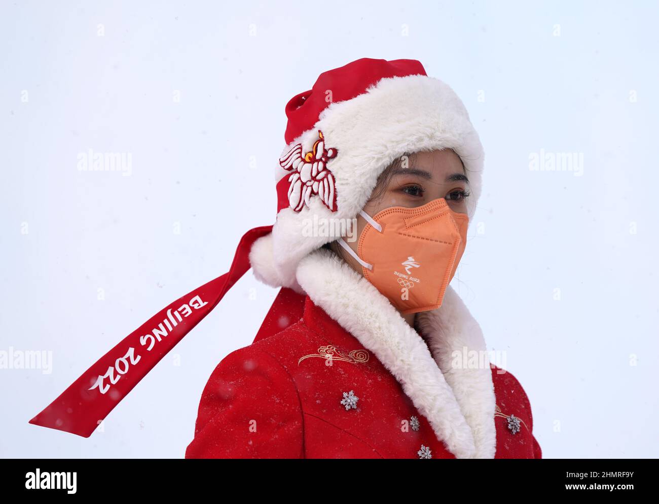 Une jeune fille de cérémonie observe la finale de la Croix de snowboard de l'équipe mixte au cours du huitième jour des Jeux Olympiques d'hiver de 2022 à Beijing au stade P & X du Genting Snow Park en Chine. Date de la photo: Samedi 12 février 2022. Banque D'Images