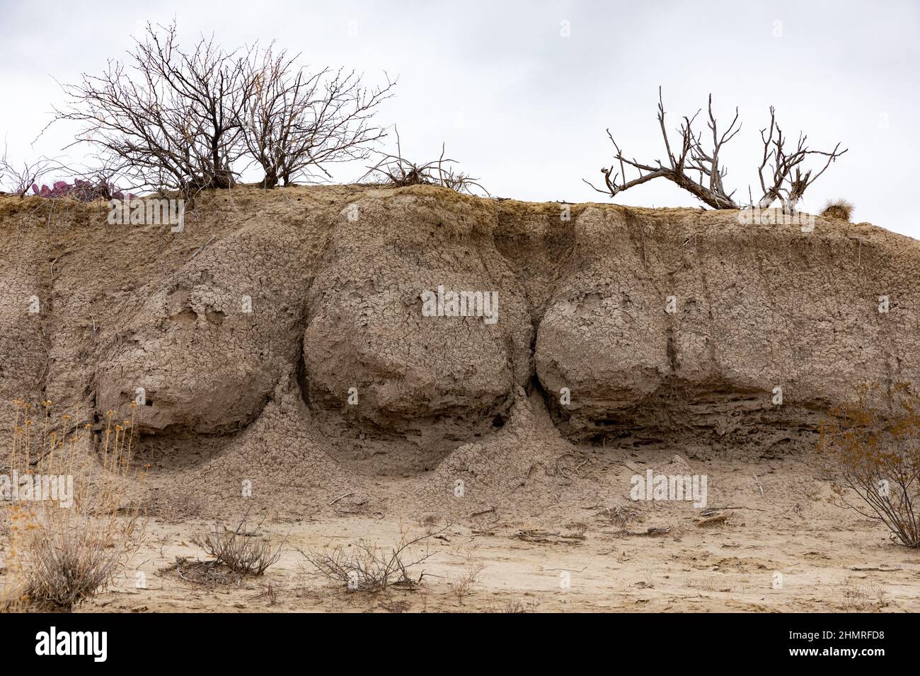Un mur d'arroyo montre une coupe transversale de tuyauterie de sol. Banque D'Images