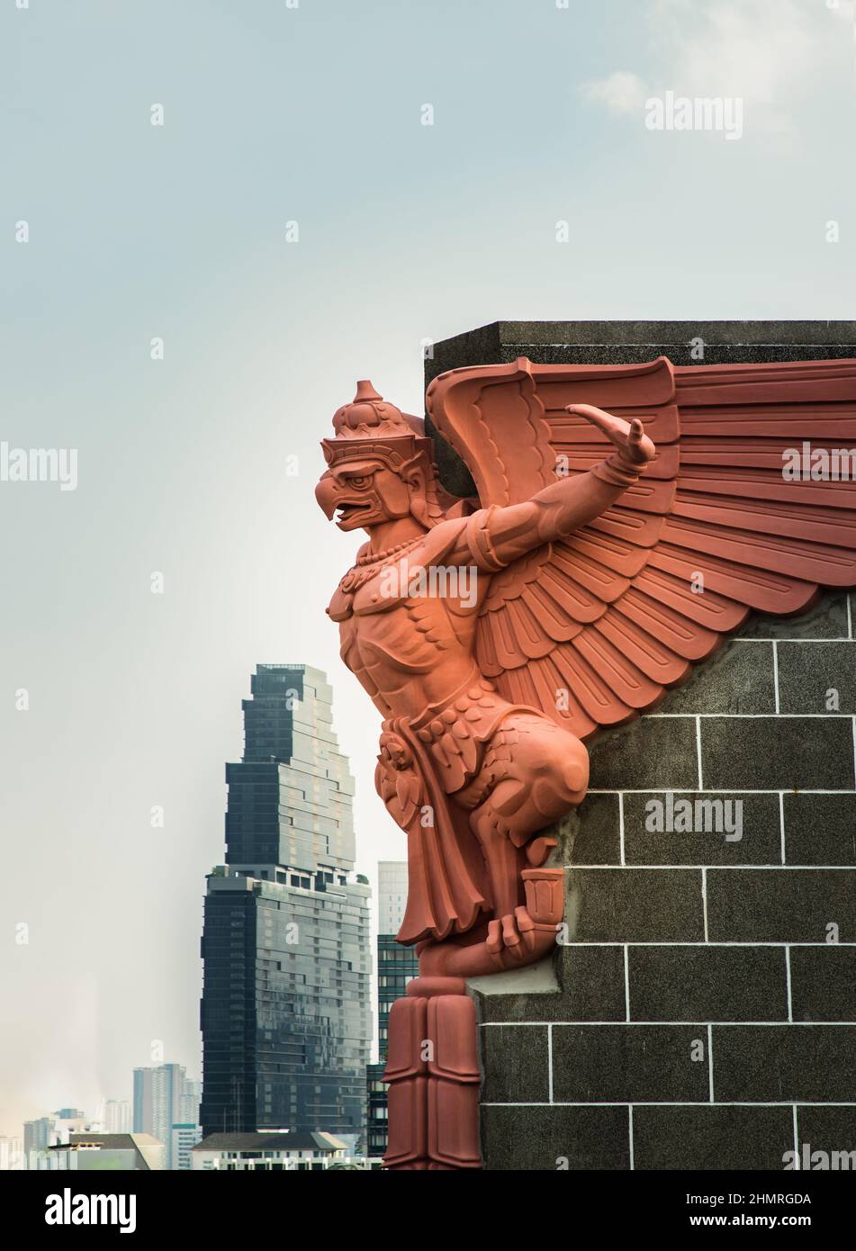 Bangkok, Thaïlande. 06 févr. - 2022 : statue rouge garuda sur le mur du bâtiment d'angle ( statue d'un dieu d'oiseau géant ) au bâtiment Grand postal. Mise au point sélective Banque D'Images