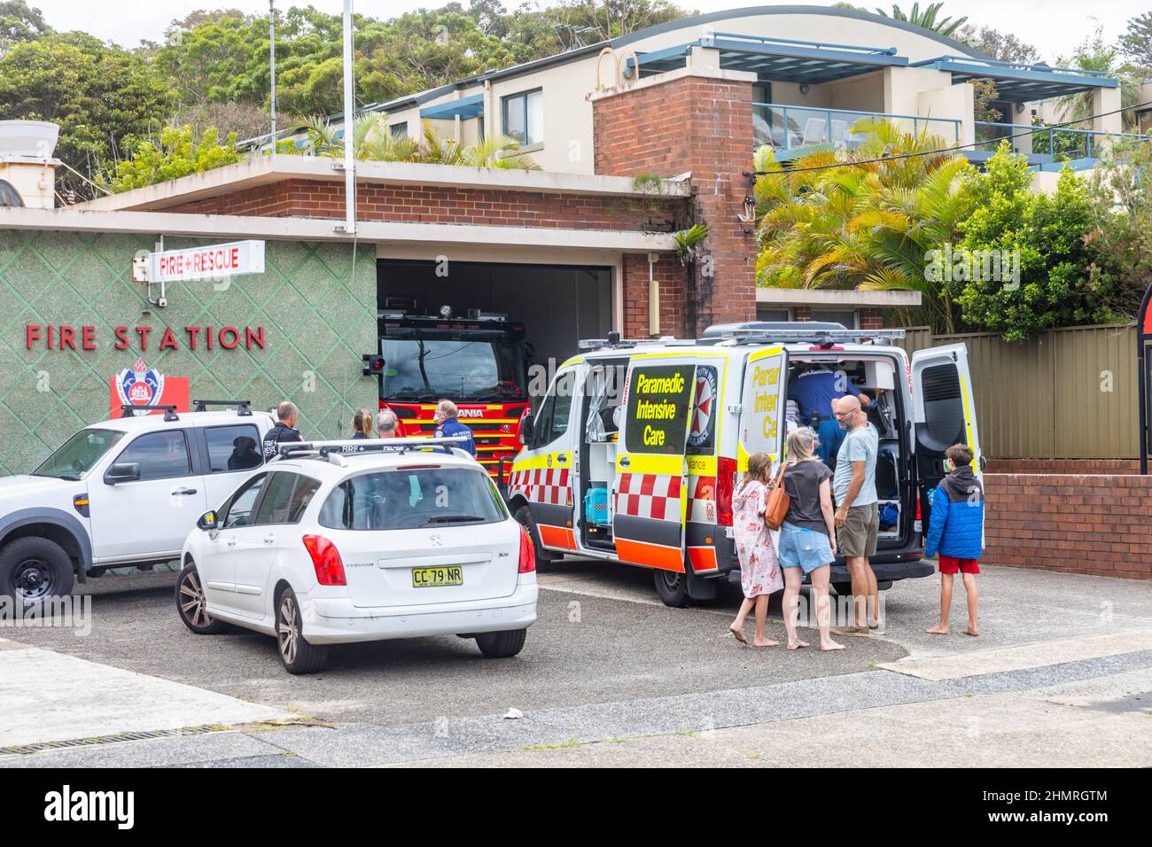 Sydney ambulance paramédical assiste à une urgence médicale à la caserne d'incendie d'Avalon Beach, Sydney, Australie Banque D'Images