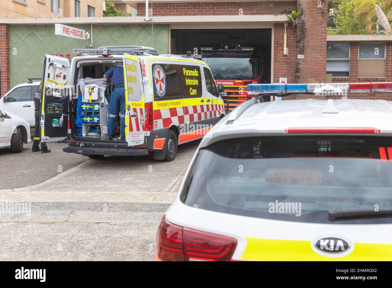 L'ambulance australienne et la voiture des inspecteurs assistent à une urgence à la caserne de pompiers d'Avalon Beach à Sydney, Nouvelle-Galles du Sud, Australie Banque D'Images