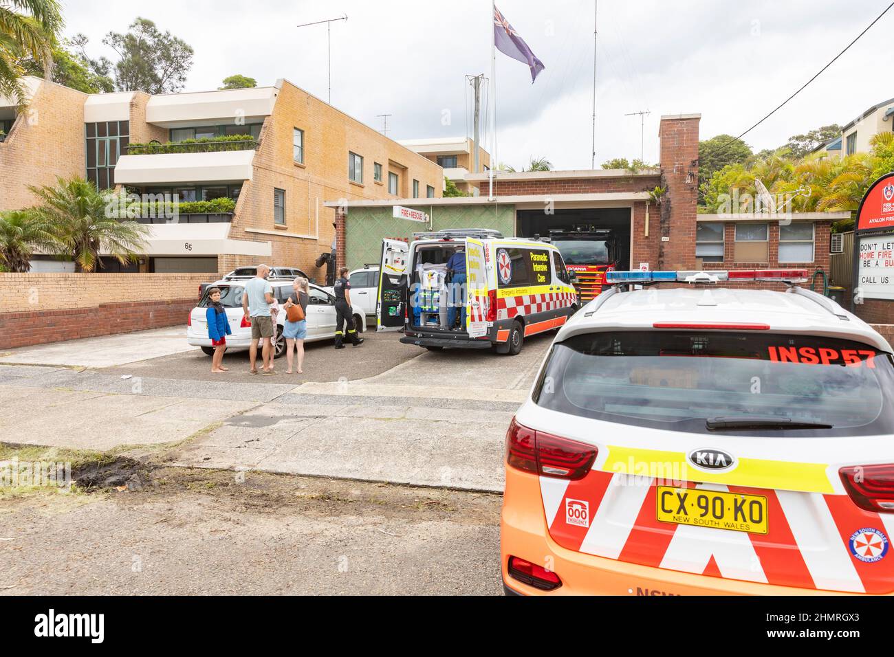 L'ambulance australienne et la voiture des inspecteurs assistent à une urgence à la caserne de pompiers d'Avalon Beach à Sydney, Nouvelle-Galles du Sud, Australie Banque D'Images