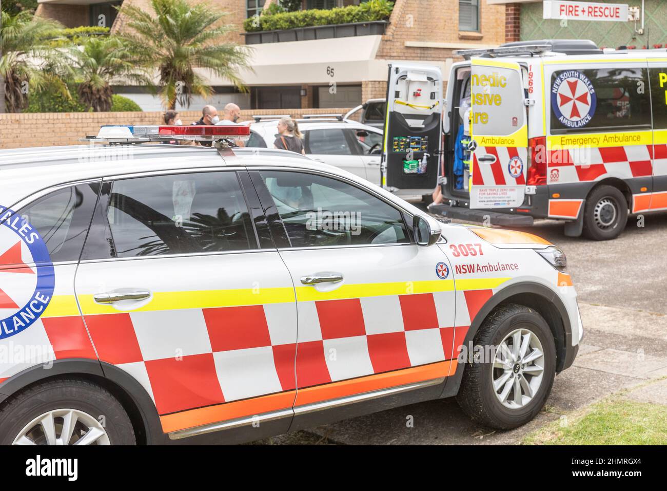 L'ambulance australienne et la voiture des inspecteurs assistent à une urgence à la caserne de pompiers d'Avalon Beach à Sydney, Nouvelle-Galles du Sud, Australie Banque D'Images