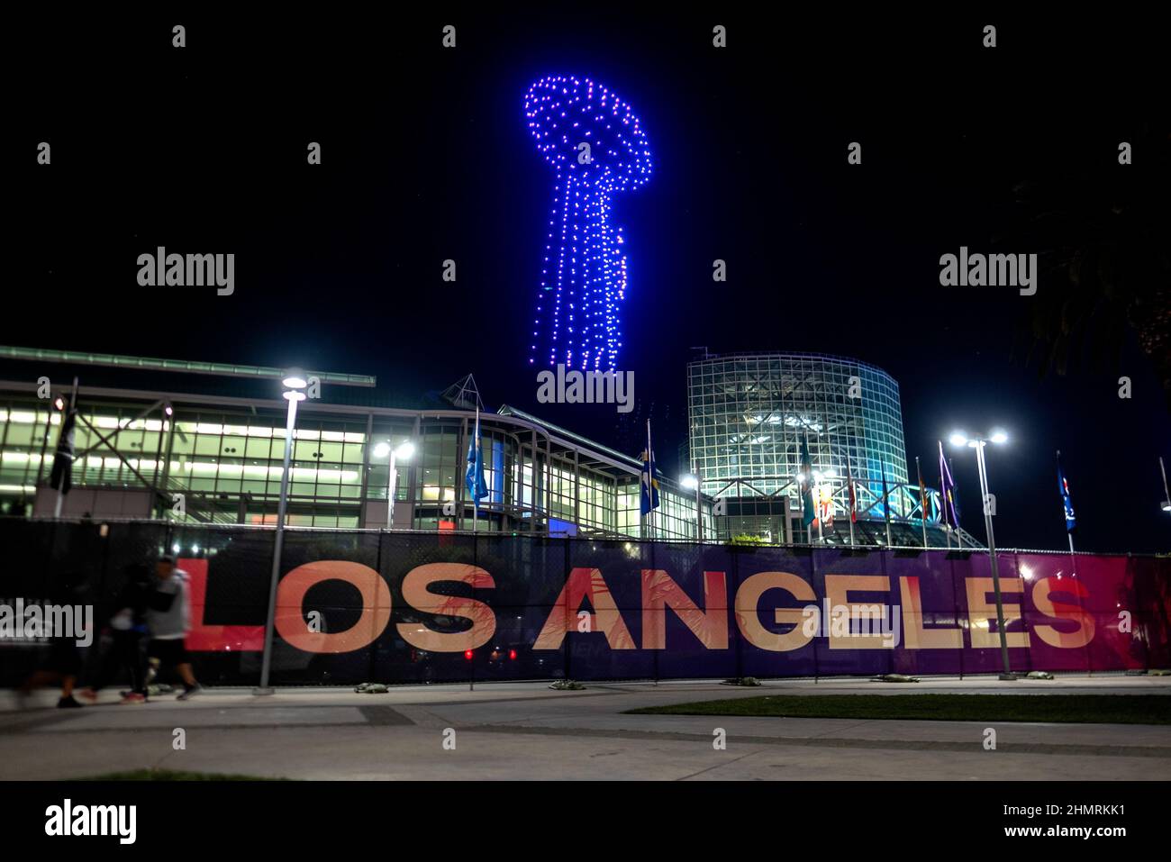 Los Angeles, Californie, États-Unis. 11th févr. 2022. Cinq cents drones  forment un trophée Super Bowl et survolent le Los Angeles Convention Center  lors du Super Bowl LVI Drone Show vendredi soir, le