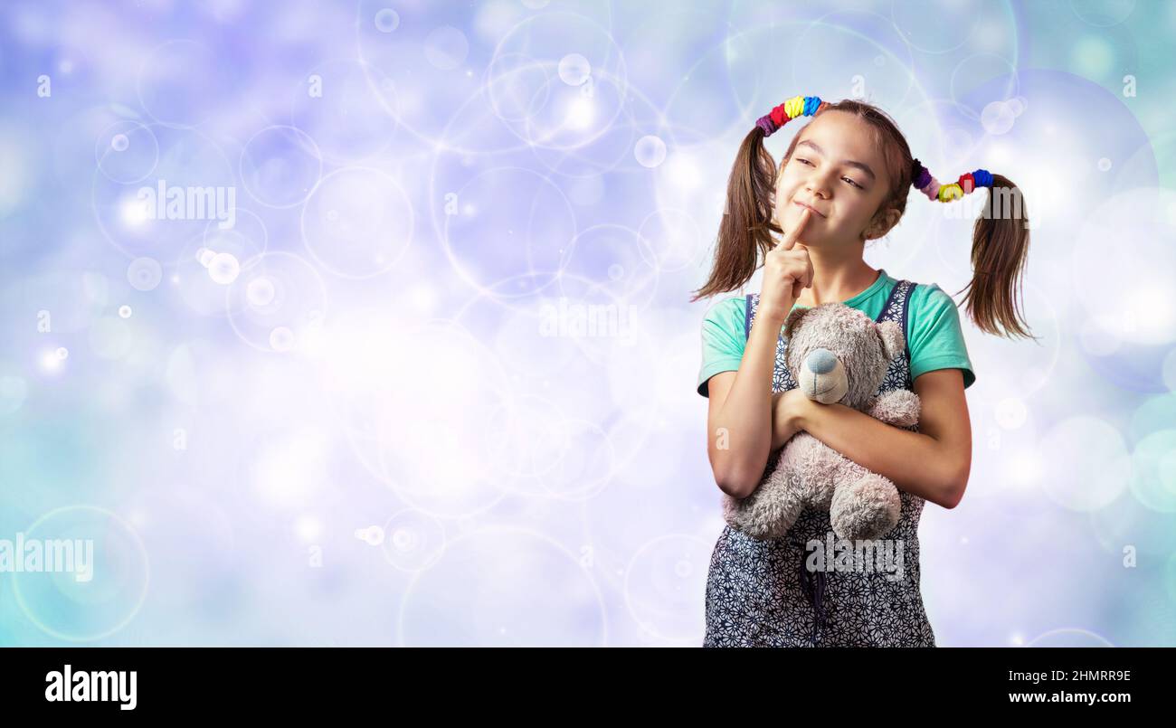 fille de 11 ans avec un ours jouet pensé sur le fond des cercles avec l'espace de copie Banque D'Images