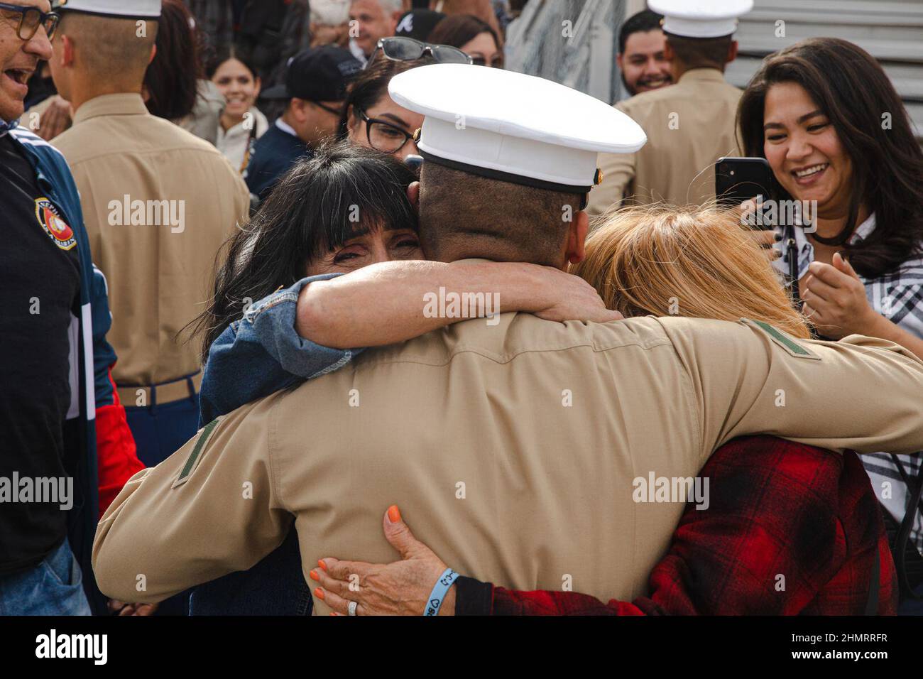 San Diego, Californie, États-Unis. 28th janvier 2022. Un nouveau bataillon de formation de recrues de la Marine of kilo Company américaine, 3rd, est accueilli par un être cher après une cérémonie de remise des diplômes au Marine corps Recruit Depot San Diego, le 28 janvier 2022. Une fois que la compagnie kilo a été congédiée, les familles et les amis ont rencontré leurs nouvelles Marines sur le pont de parade. En tant que recrues, leur seul moyen de contact était par lettres pendant leur cycle de formation de 13 semaines. Crédit : U.S. Marines/ZUMA Press Wire Service/ZUMAPRESS.com/Alamy Live News Banque D'Images