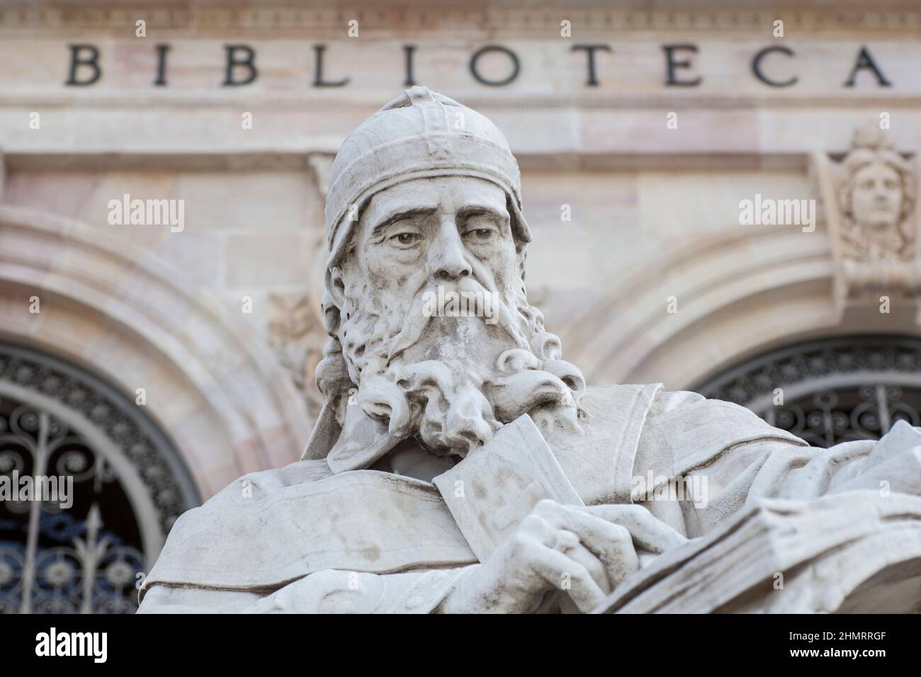 Madrid, Espagne - 6th mars 2021 : statue d'Isidore de Séville à la Bibliothèque nationale d'Espagne, Madrid. Érudit espagnol médiéval Banque D'Images