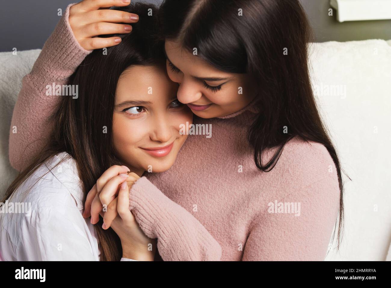 Fille lesbienne couple datant dans l'amour regardant et s'embrassant les uns les autres étroitement tenir les mains avec les sentiments sensuels tendres. Banque D'Images