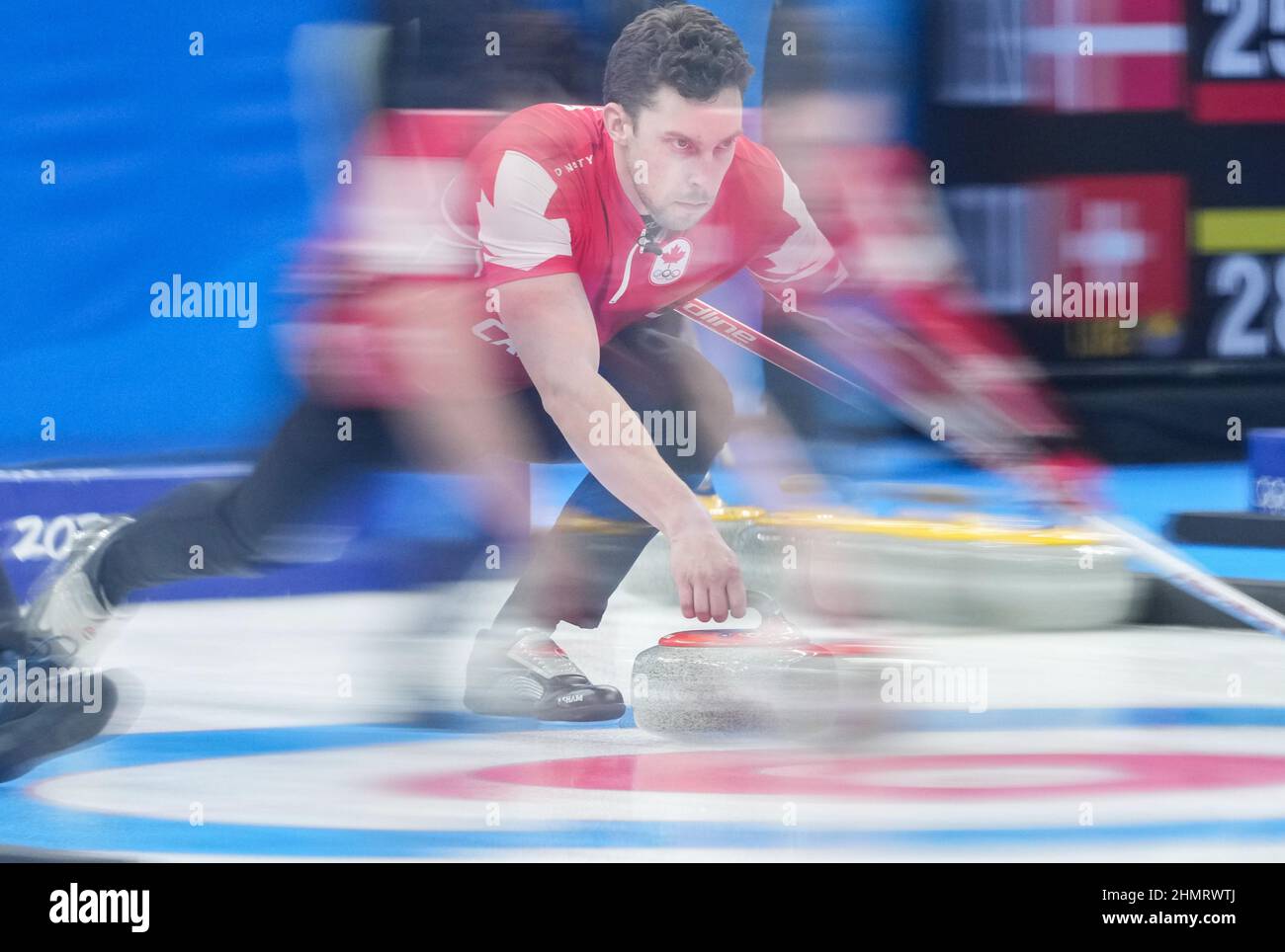 Pékin, Chine. 12th févr. 2022. Brett Gallant du Canada participe à la séance de curling de 5 des Jeux olympiques d'hiver de 2022 de Beijing entre le Canada et la Suède au Centre national de la natation à Beijing, capitale de la Chine, le 12 février 2022. Credit: Zhou mi/Xinhua/Alay Live News Banque D'Images