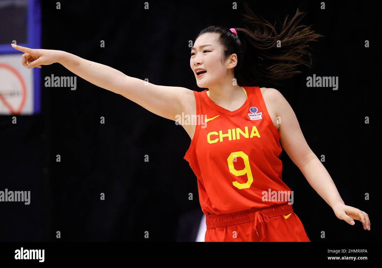 Belgrade. 11th févr. 2022. Li Meng (R) de Chine traverse le match de basket-ball  de qualification de la coupe du monde des femmes FIBA entre la Chine et le  Mali à Belgrade,