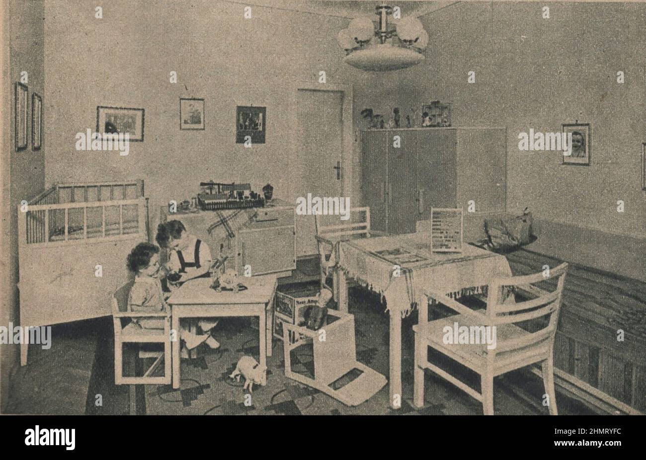 guerre mondiale ii, publicité, historique, conception graphique, illustration, ephemra, magazine de mode 1940s, vêtements, publication, 1940s, 1943 magazine, 20th century, archive, art, design, graphiques, patrimoine, histoire, l aout, nostalgie, vêtements, femmes, femme, périodique, style, style magagie, publicité, publicités, publicité, publicité, publicité, manteaux, manteaux, femmes, femmes, vêtements, publié, typographie, cuisine, guerre, nourriture de guerre, monochrome, impression, imprimé, europe, europe, couture, couture, motifs. INFO-AUTORISATION-DROITS-SUPPLÉMENTAIRES-NON-DISPONIBLE Banque D'Images