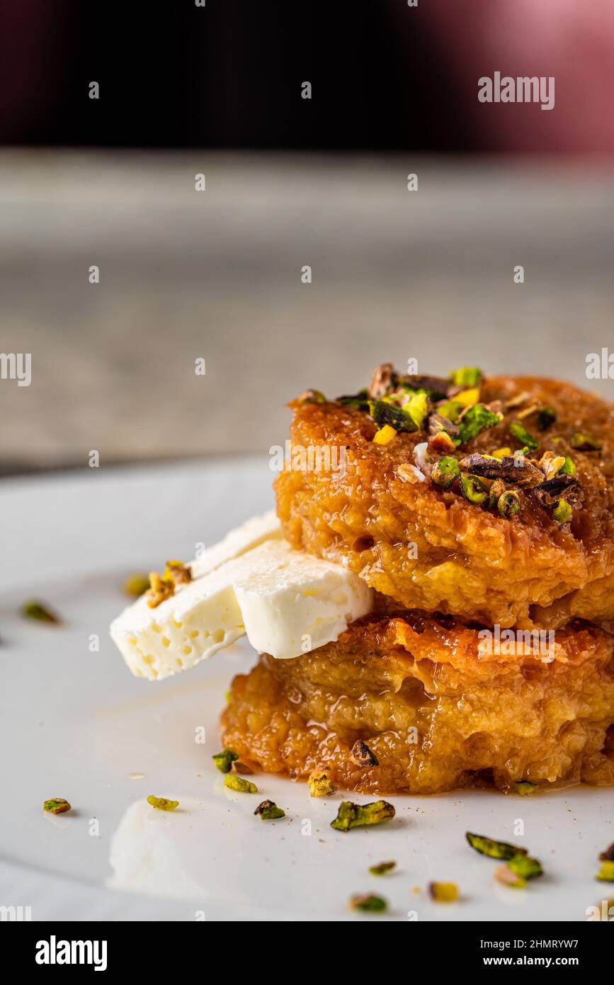 Un kadayif de pain ou un Kadayifi d'Ekmek accompagné de crème, un délicieux dessert turc servi dans un restaurant gastronomique Banque D'Images