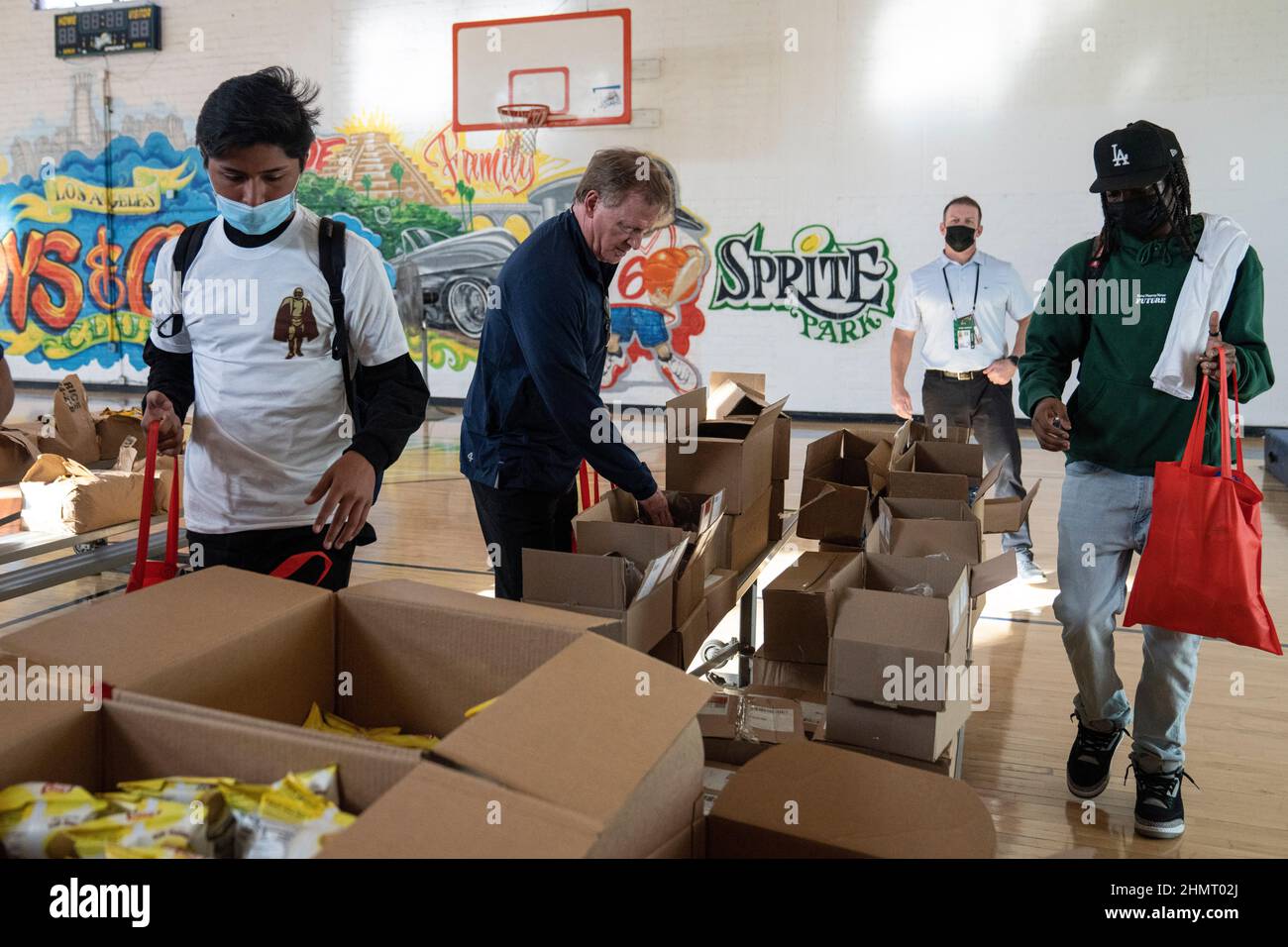Le commissaire de la Ligue nationale de football, Roger Goodell (au centre), a chargé des sacs alimentaires lors de l'événement Walter Payton NFL Man of the Year, le vendredi 24 février Banque D'Images