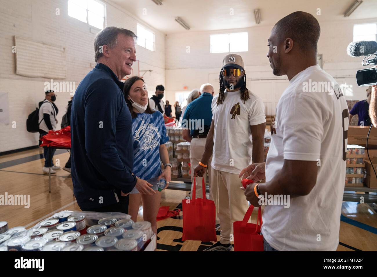 Le commissaire de la Ligue nationale de football, Roger Goodell (à gauche), s'entretient avec Tyler Lockett des Seahawks de Seattle (à droite) pendant le Walter Payton Banque D'Images