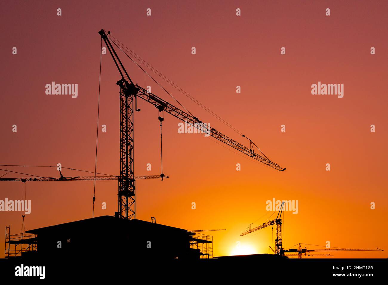 Coucher de soleil à l'aube sur le chantier de construction de la technologie de grue Banque D'Images
