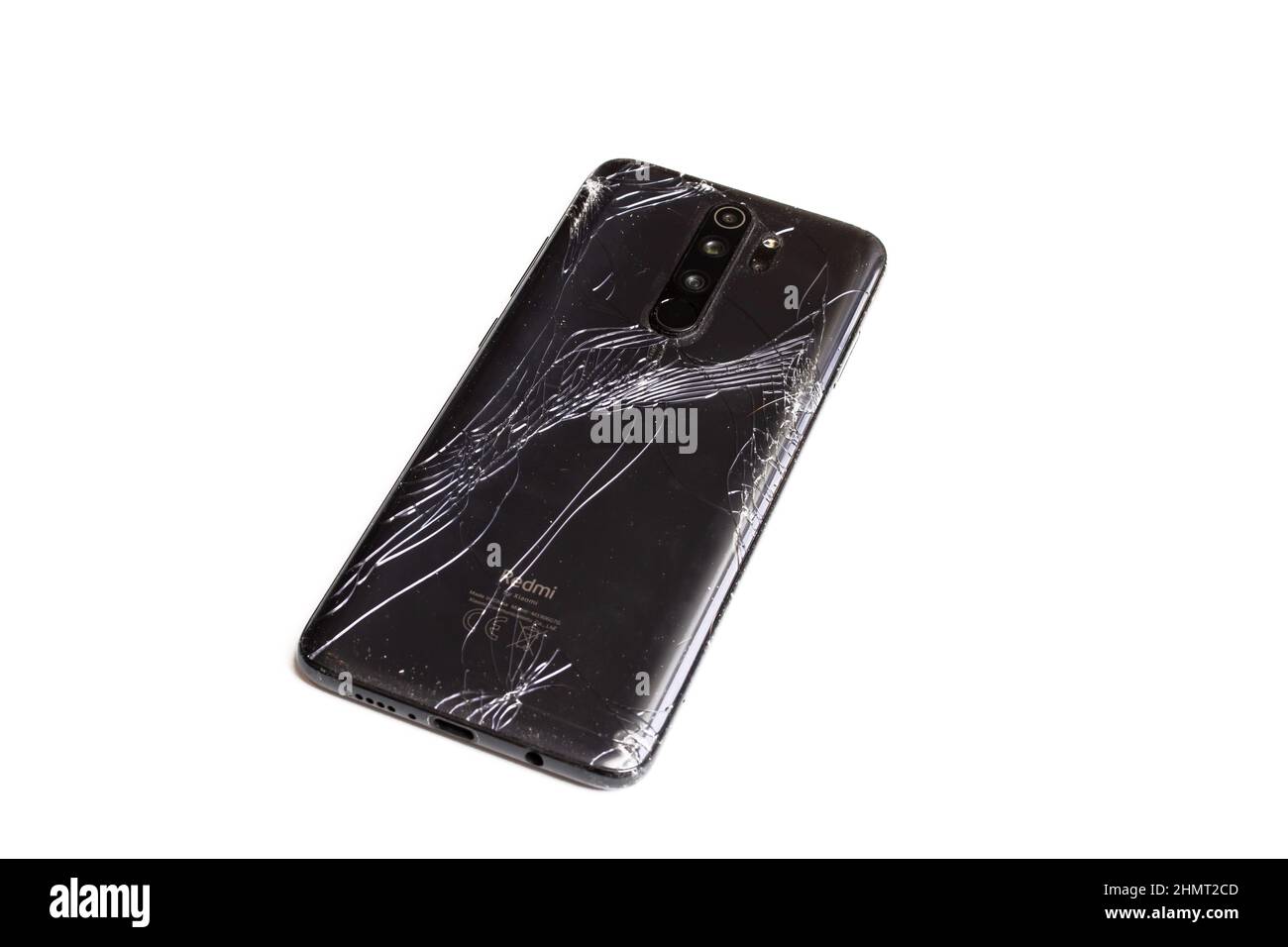 Belarus, Novopolotsk - 19 januay, 2022: Brocken xiaomi téléphone couverture isolée sur fond blanc Banque D'Images