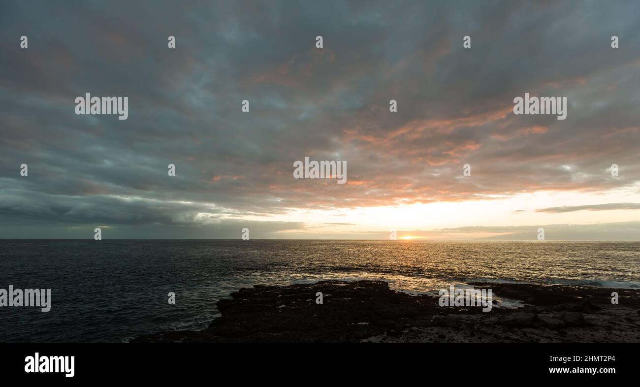 coucher de soleil sur la plage de ténérife. Banque D'Images