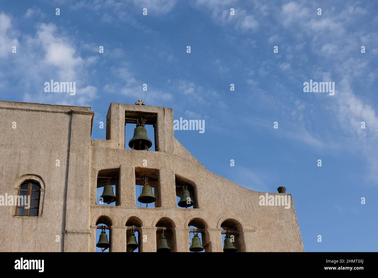 Vue sur une partie du monastère Profitis Ilias à Santorini Grèce Banque D'Images