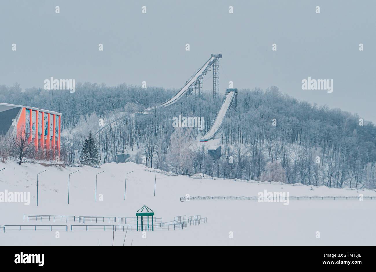 Pistes de saut à ski ou tours à Tatarstan, Russie. Rampes entourées d'arbres enneigés sur une colline. Rampe de saut à ski Banque D'Images