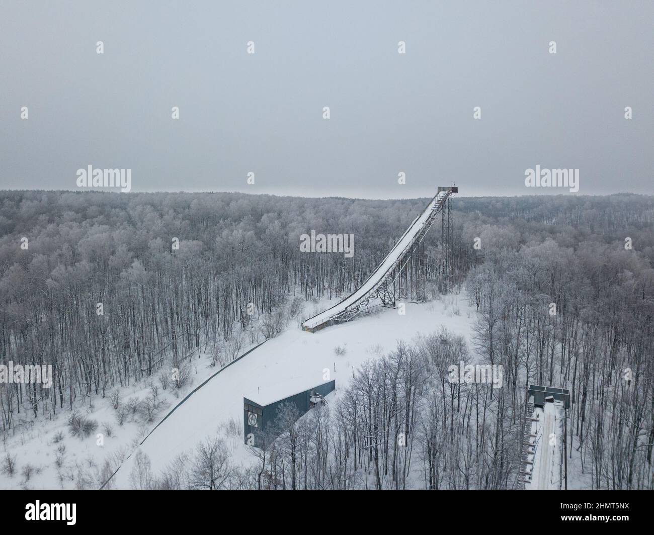 Pistes de saut à ski ou tours à Tatarstan, Russie. Rampes entourées d'arbres enneigés sur une colline. Rampe de saut à ski Banque D'Images