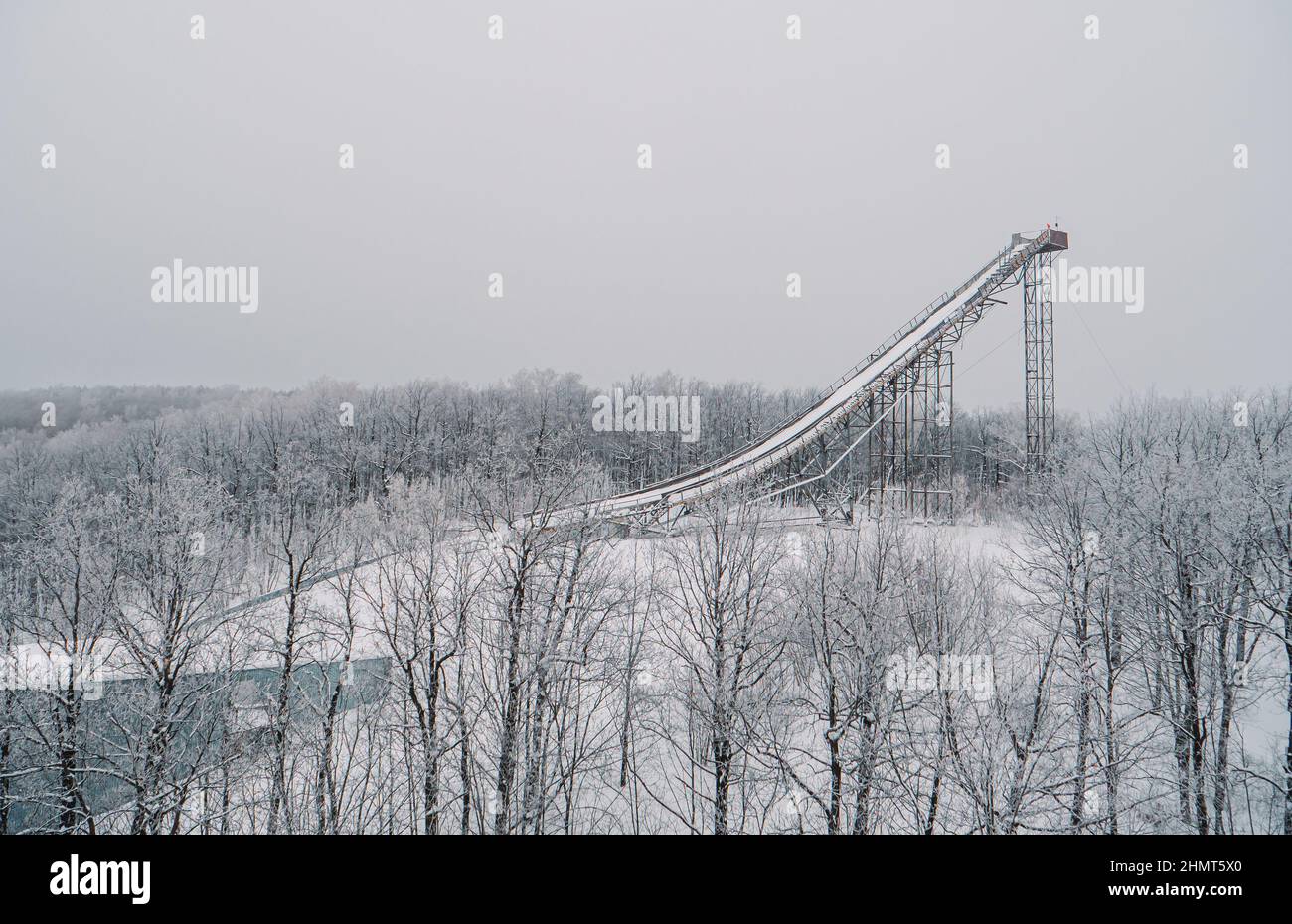 Pistes de saut à ski ou tours à Tatarstan, Russie. Rampes entourées d'arbres enneigés sur une colline. Rampe de saut à ski Banque D'Images