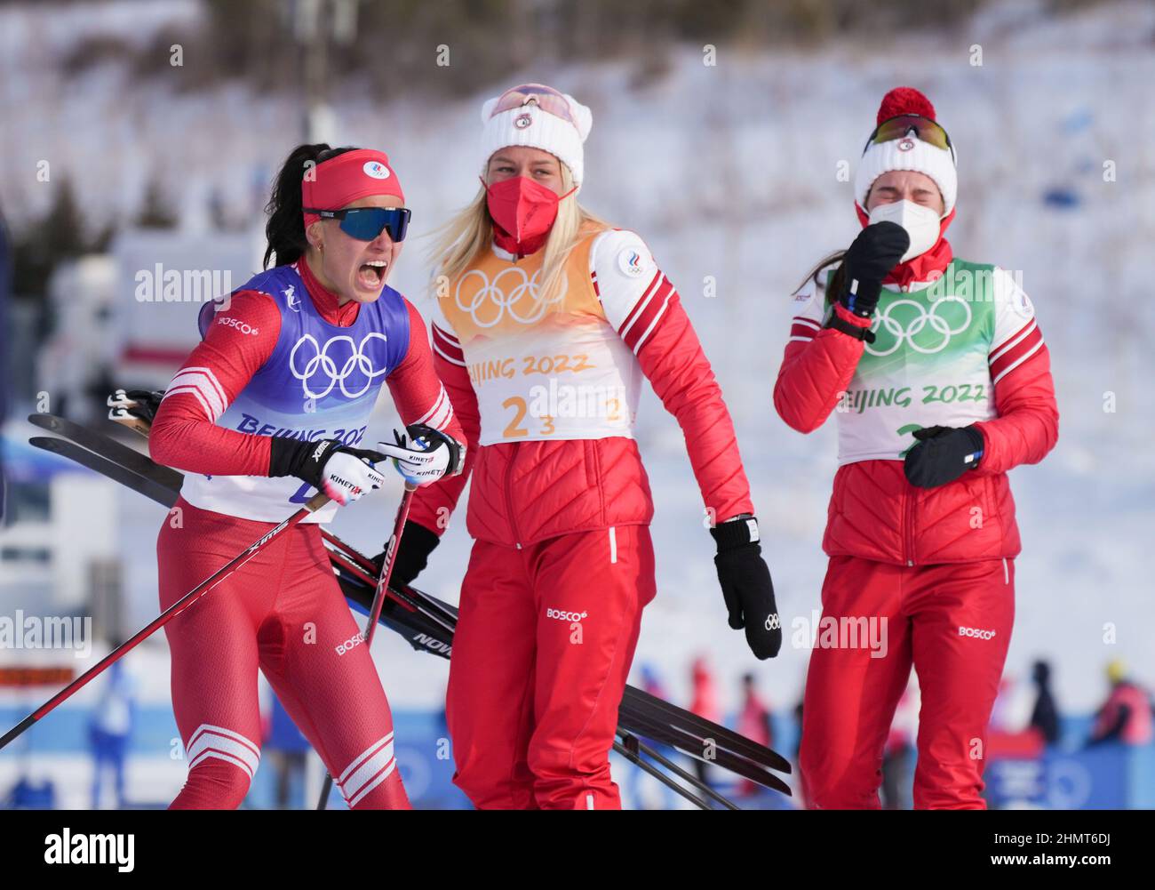 Zhangjiakou, province du Hebei, au nord de la Chine. 12th févr. 2022. Veronika Stepanova (L), Tatiana Sorina (C) et Natalia Nepryaeva de ROC réagissent après le relais 4 x 5km des femmes de ski de fond au Centre national de ski de fond de Zjihangakou, dans la province de Hebei, en Chine du Nord, le 12 février 2022. Credit: Liu Chan/Xinhua/Alay Live News Banque D'Images