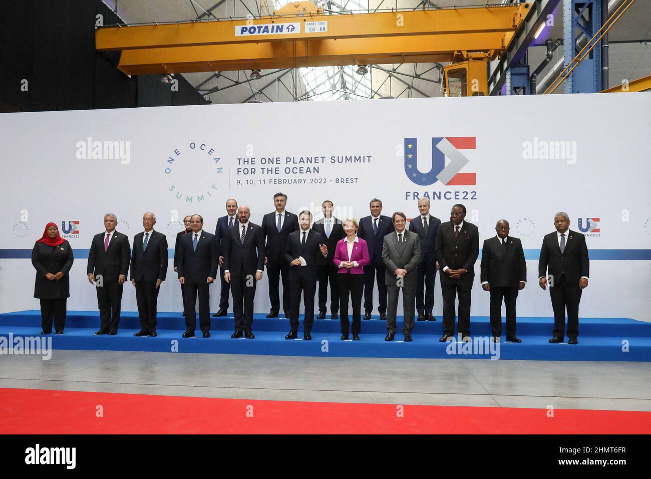 Brest, France. 11th févr. 2022. Photo de famille des participants au sommet "le sommet d'une planète pour l'océan" à Brest le 11 février 2022 autour du président Emmanuel Macron et de Ursula von der Leyen, présidente de la Commission européenne. © Stéphane Lemouton / Bestimage le président français Emmanuel Macron (C) pose avec les chefs d'Etat une photo de famille avant la session du segment de haut niveau du Sommet un océan qui vise à élever les ambitions de la communauté internationale pour protéger la vie maritime, Réduire la pollution plastique et s'attaquer à l'impact du changement climatique, dans le port du nord-ouest de la France Banque D'Images