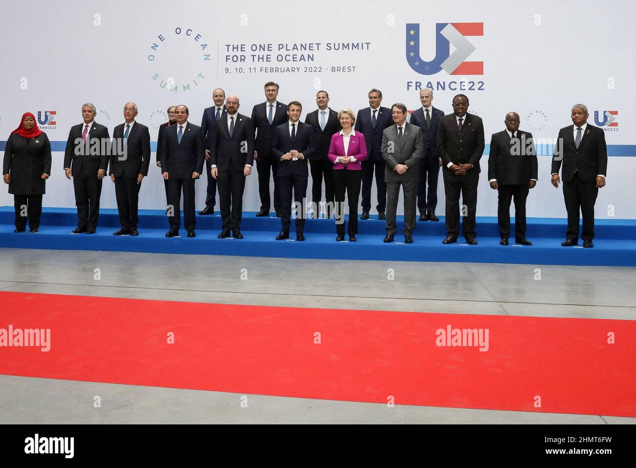 Brest, France. 11th févr. 2022. Photo de famille des participants au sommet "le sommet d'une planète pour l'océan" à Brest le 11 février 2022 autour du président Emmanuel Macron et de Ursula von der Leyen, présidente de la Commission européenne. © Stéphane Lemouton / Bestimage le président français Emmanuel Macron (C) pose avec les chefs d'Etat une photo de famille avant la session du segment de haut niveau du Sommet un océan qui vise à élever les ambitions de la communauté internationale pour protéger la vie maritime, Réduire la pollution plastique et s'attaquer à l'impact du changement climatique, dans le port du nord-ouest de la France Banque D'Images