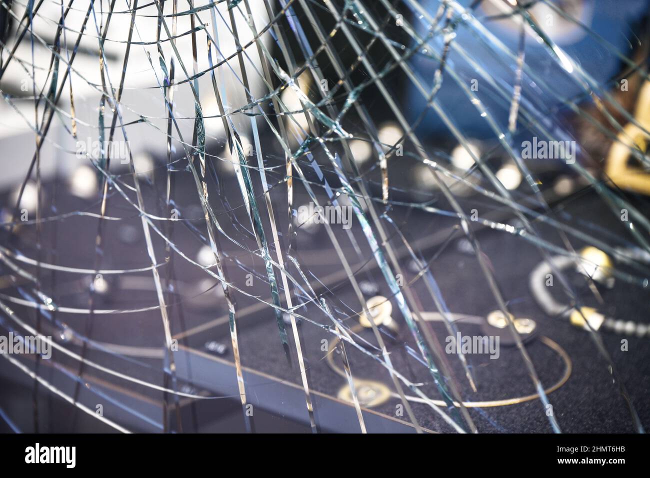Fenêtre brisée d'un magasin de bijoux, tentative de cambriolage ou de vandalisme, foyer choisi, rayon de champ étroit Banque D'Images