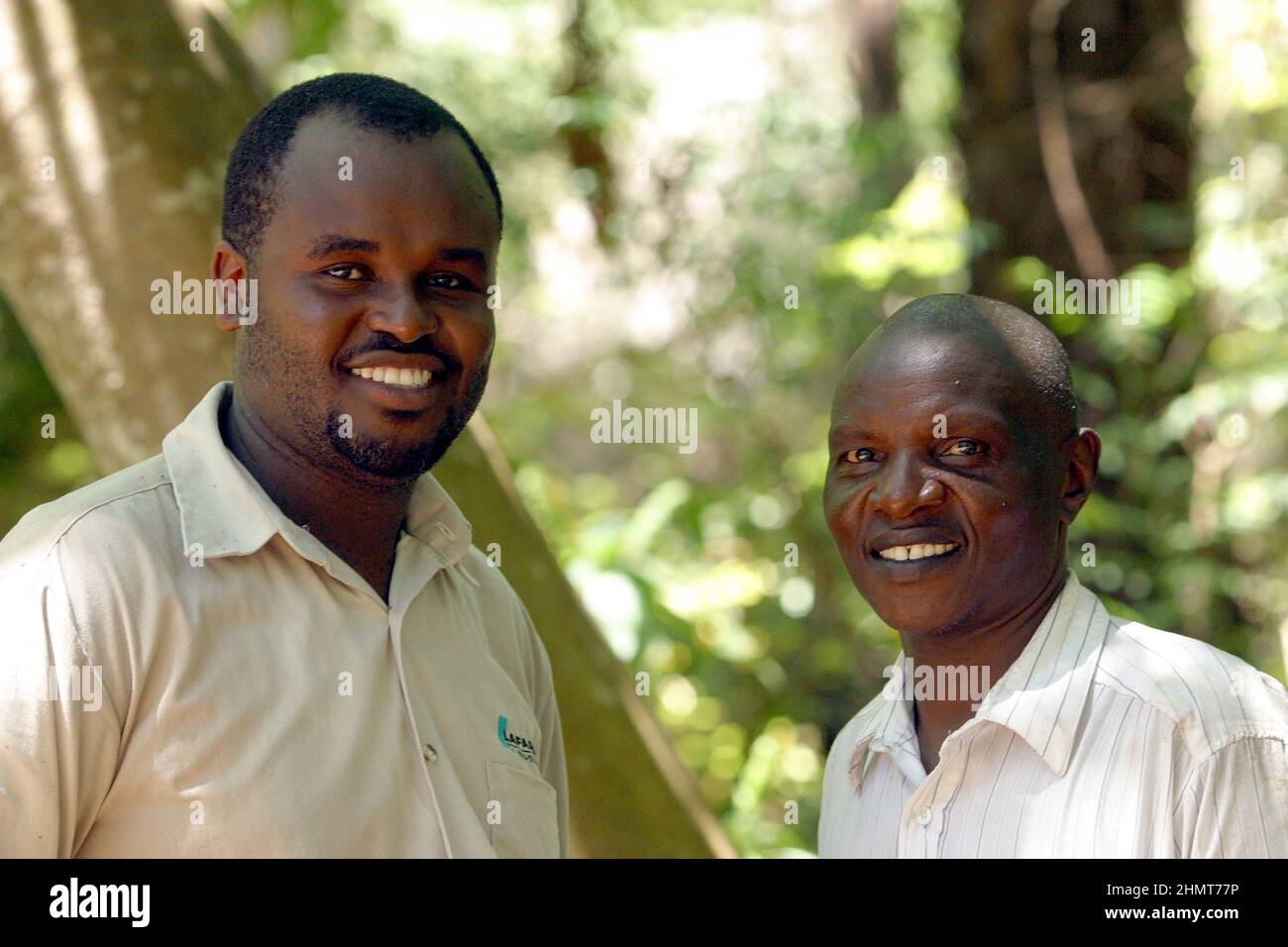 GARDIENS JAMES MUTUA (L) ET STEPHEN TUEI (R) AU SANCTUAIRE DE LA VIE SAUVAGE DE HALLER PARK. LE SANCTUAIRE ABRITE LE BÉBÉ HIPPO OWEN QUI A ÉTÉ SÉPARÉ DE SA MÈRE PENDANT LE TSUNAMI DU LENDEMAIN DE NOËL ET QUI A ÉTÉ SECOURU ET RÉHÉBERGÉ DANS LE SANCTUAIRE DE LA FAUNE DE LAFARGE À MOMBASSA, AU KENYA. IL A CONCLU UNE INCROYABLE RELATION MÈRE-FILS DE SUBSTITUTION AVEC MZEE, UNE TORTUE GÉANTE DE 130 ANS. MOMBASA. KENYA. PHOTO : GARYROBERTSPHOTO.COM Banque D'Images