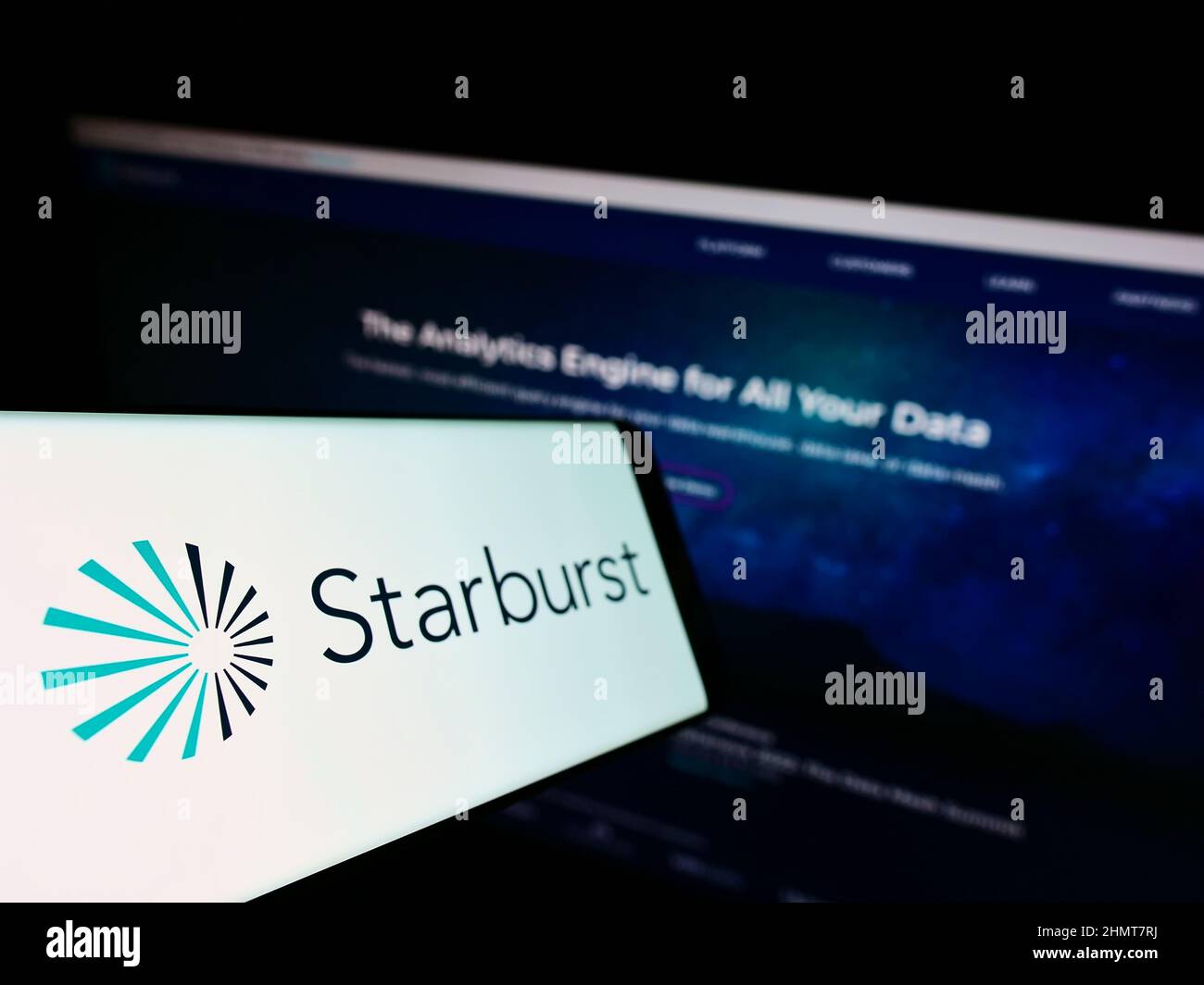Smartphone avec le logo de la société américaine Starburst Data Inc. Sur écran devant le site Web des entreprises. Mise au point à gauche de l'écran du téléphone. Banque D'Images