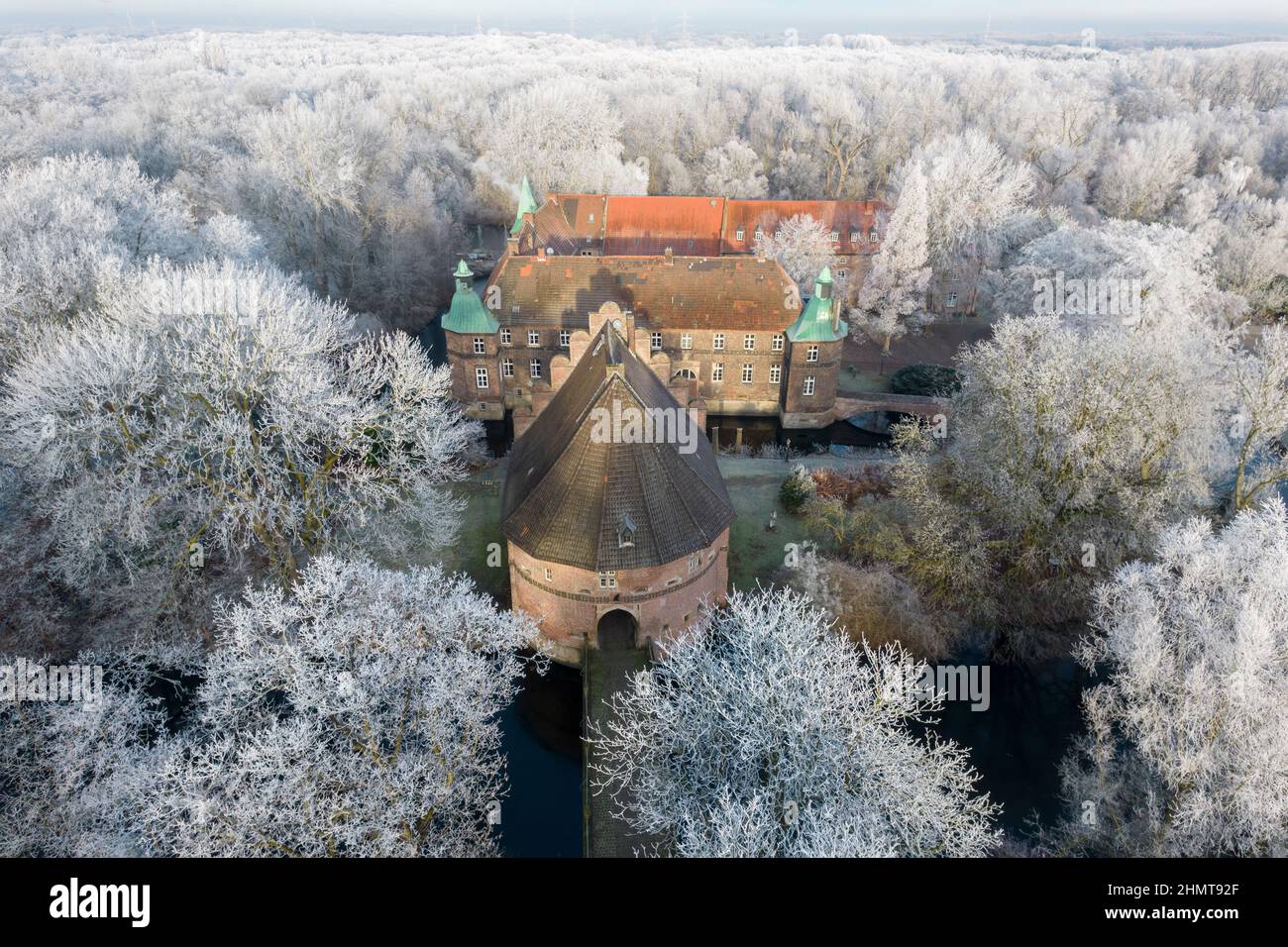 La glace rime, les gouttelettes d'eau surrefroidies gèlent au contact des arbres de la région et des panneaux de signalisation. Banque D'Images