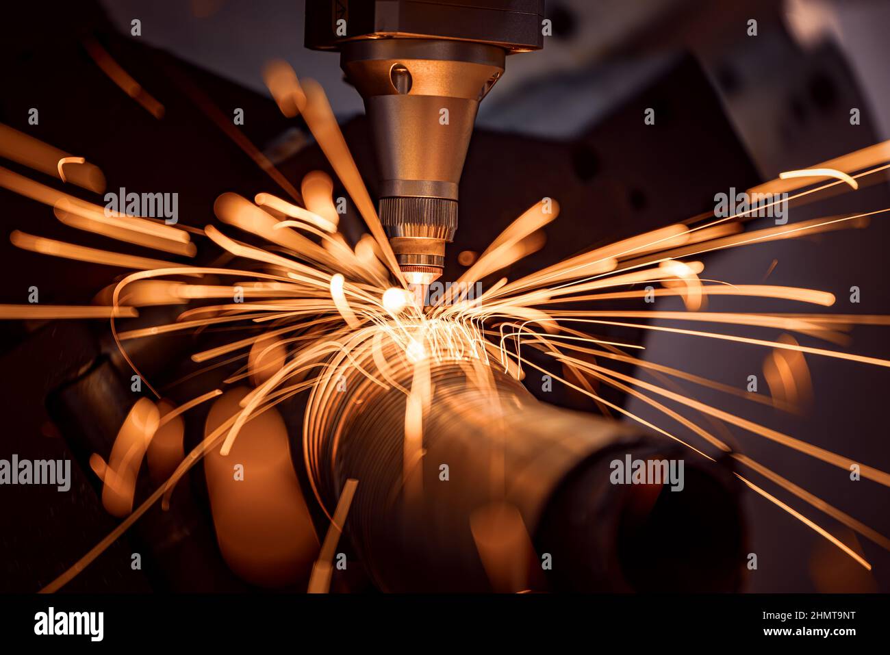 CNC découpe au laser du métal, technologie industrielle moderne fabrication de détails industriels. L'optique laser et la commande numérique par ordinateur (CNC) sont utilisées pour Banque D'Images