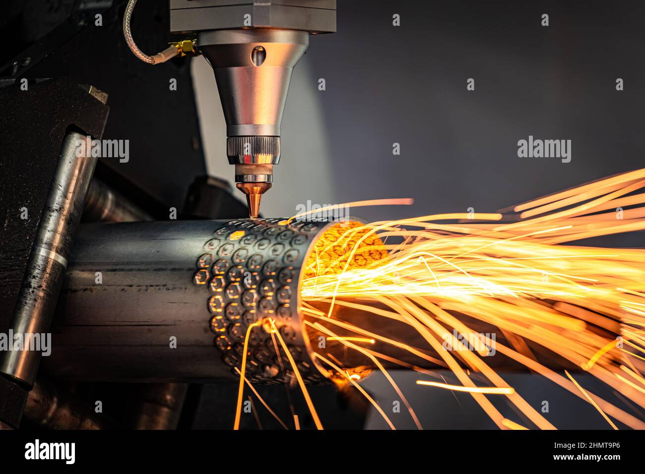 CNC découpe au laser du métal, technologie industrielle moderne fabrication de détails industriels. L'optique laser et la commande numérique par ordinateur (CNC) sont utilisées pour Banque D'Images